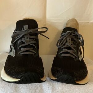 Brooks Women’s Levitate 4 Black/Gray Sz 10 Lace up Sneakers Rubber Outsole
